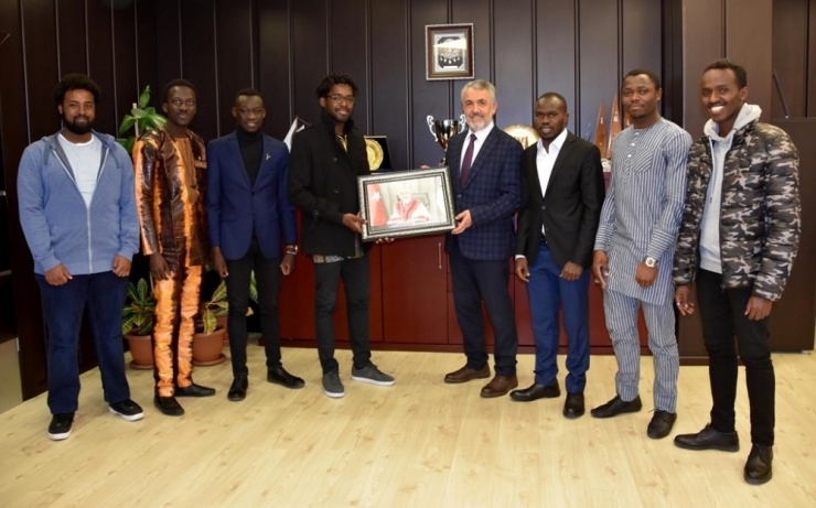 Afrikalı Öğrencilerden Rektör Bilgiç’e Kara Kalem Tablo