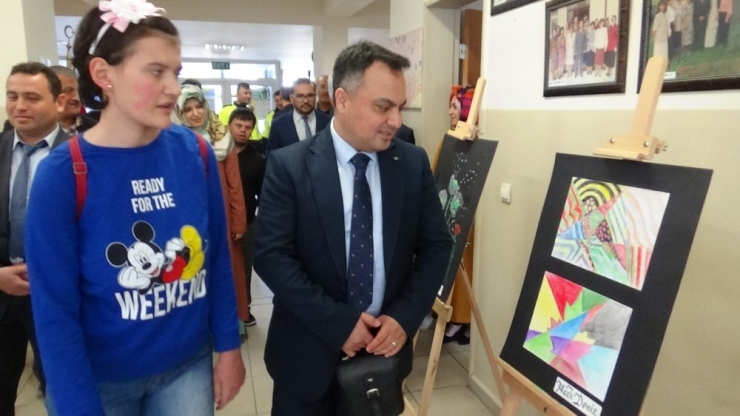 Otizmli Nazlı’nın Kişisel Resim Sergisi