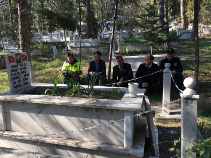 İlçe Emniyet Müdürü Ve Polislerden Şehitlik Ziyareti