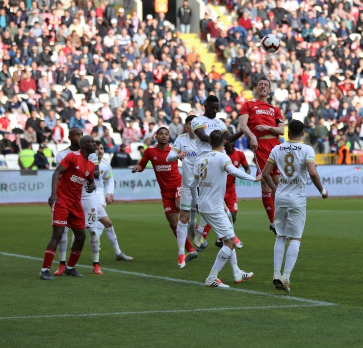 Spor Toto Süper Lig: Demir Grup Sivasspor: 1 - İstikbal Mobilya Kayserispor: 3 (Maç Sonucu)