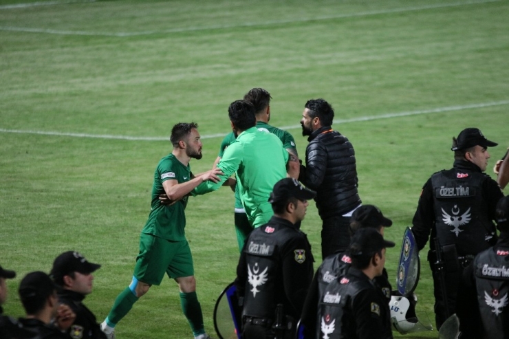 Kardeşçe Başlayan Maç Yumruklarla Bitti