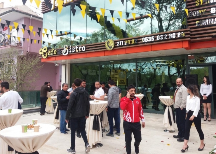 Dünya Şampiyonu Milli Güreşçi Ankara’ya Spor Salonu Açtı