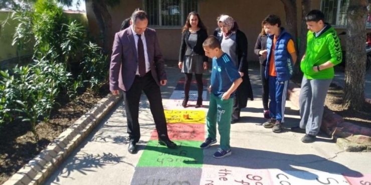 Oyun Oynayarak İngilizce Öğreniyorlar