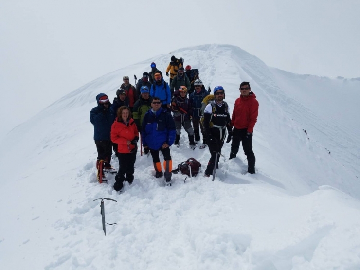 İzmir Dağcılık Kulübü Üyeleri Erciyes’e Zirve Yaptı