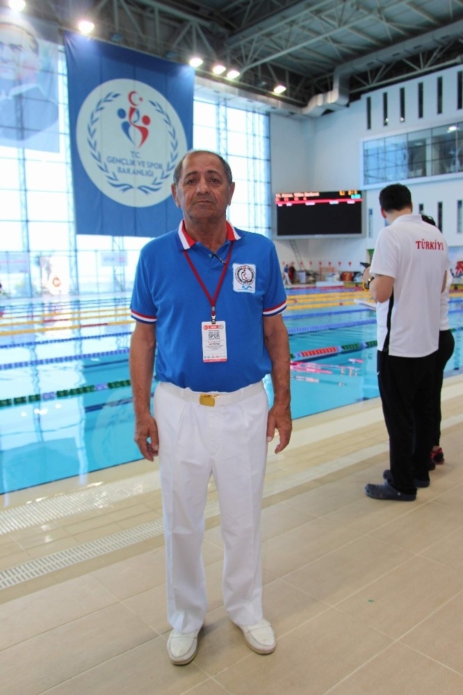 Hayatını Engelli Yüzücülere Adadı