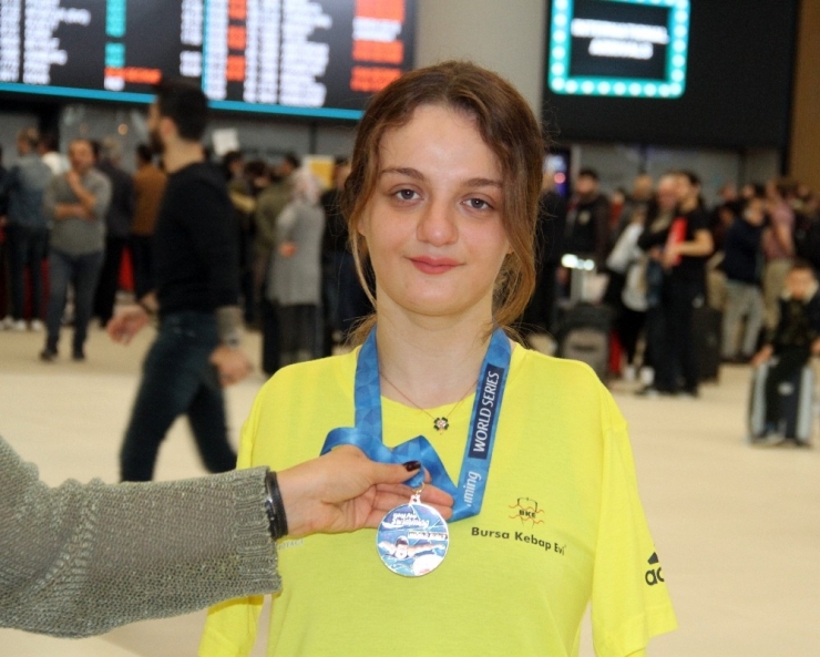 Abd’de Altın Madalya Kazanan Sümeyye Boyacı, Yurda Döndü
