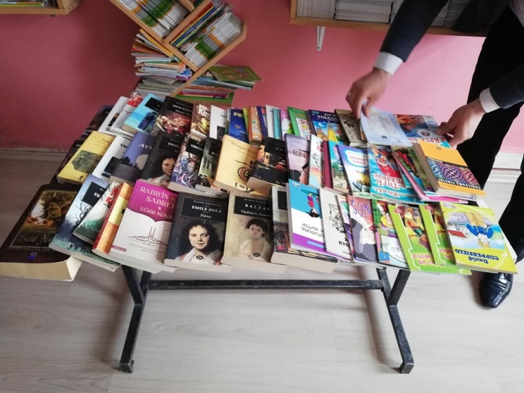 Müdür Yardımcısı Kütüphanesini Okula Bağışladı