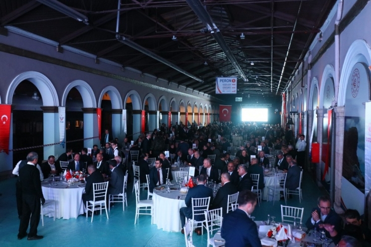 Piyanist Tuluyhan Uğurlu, Tarihi Alsancak Garı’nda Konser Verdi