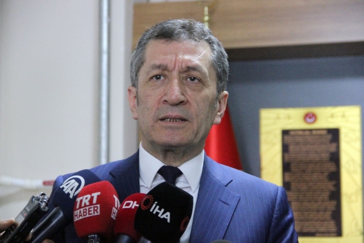 Milli Eğitim Bakanı Selçuk: "Mavi Balina Ve Momo Oyun Değil, Siber Saldırıdır"