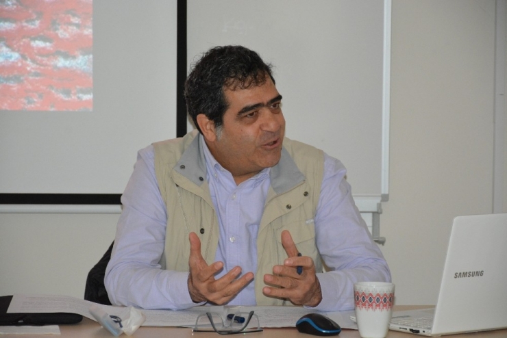 Ötgün "Sanatçı Kendi Özgür Alanını Oluşturmalıdır"