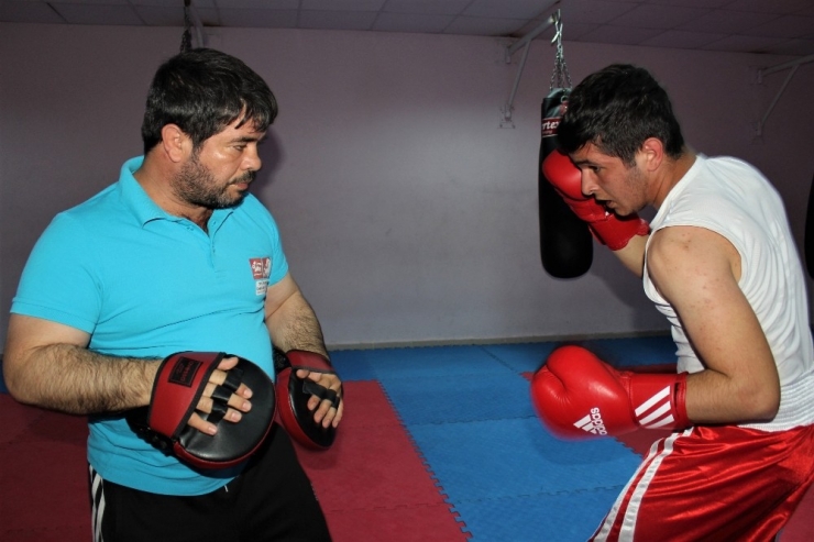 Şampiyon Boksör Baba, Oğlunu Şampiyonluğa Hazırlıyor