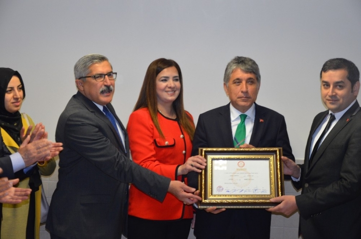 Kırıkhan’da Ayhan Yavuz Mazbatasını Aldı