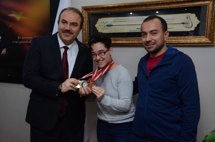 Doktor Tavsiyesi Üzerine Başladığı ‘Yüzme’den 5 Madalya Kazandı