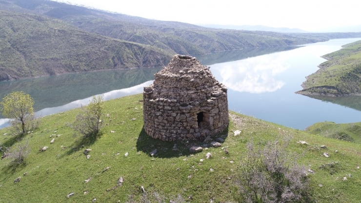 Manzarası İle Dikkat Çeken Bin Yıllık Kümbet
