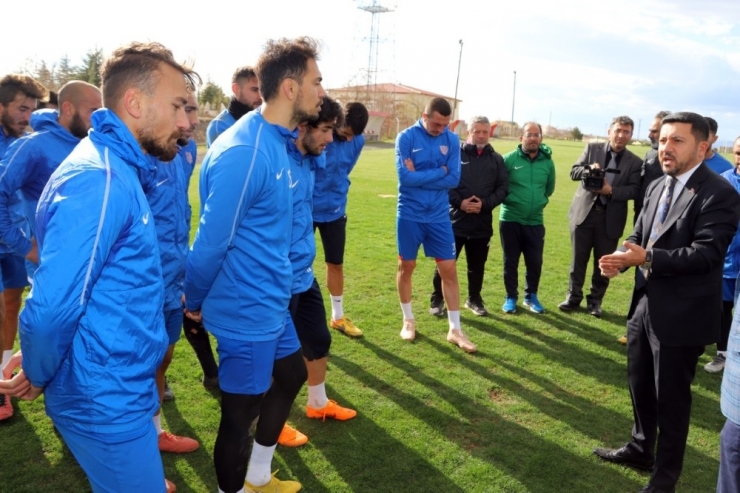 Başkan Arı, Nevşehir Belediyesporlu Futbolculara Moral Verdi