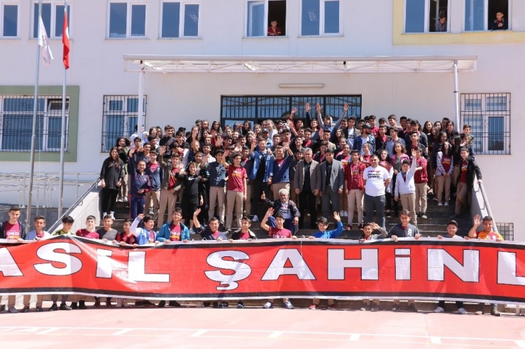 Gazişehir Gaziantep Teknik Direktörü Altıparmak Ve Futbolcular Öğrencilerle Buluştu