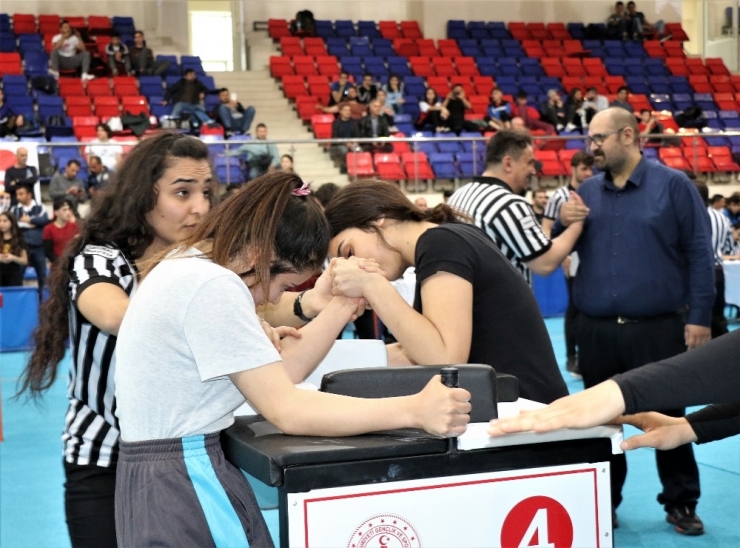 Bilek Güreşi Gençler Türkiye Şampiyonası Yoğun Katılımla Başladı