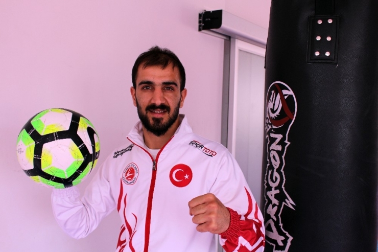 Amatör Futbolcu Kick Boksta Avrupa Şampiyonu Oldu