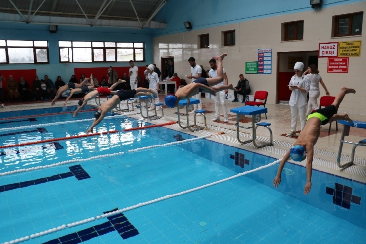 Ağrı’da Yüzme Müsabakaları Yapıldı
