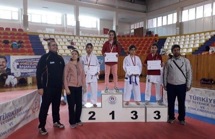 Okullar Arası Karate Turnuvasında Bölge Şampiyonu Ayşenur Yıldırım