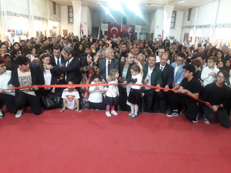 Öğrencilerden Anlamlı Resim Sergisi