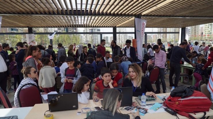 Diyarbakır Halkı Nesibe Aydın Bilim Şenliği’nde Buluştu