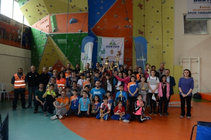 Öğrenciler Düz Duvara Tırmandı