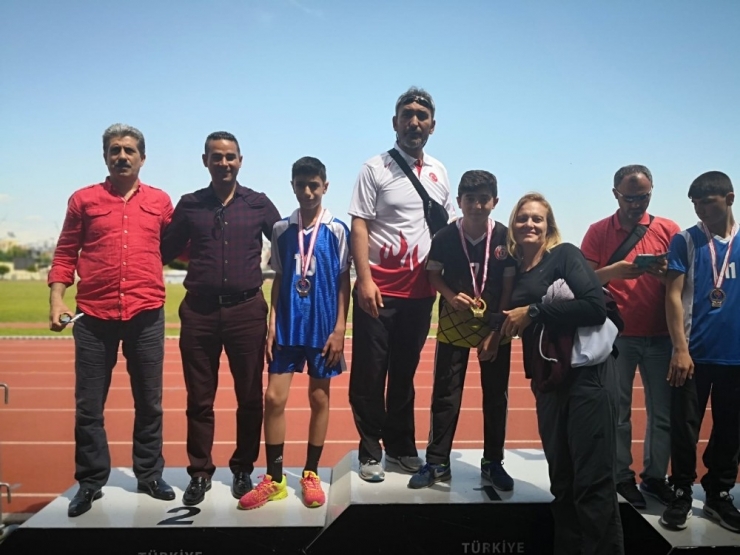 Kız Öğrencilerden Futbolda Büyük Başarı