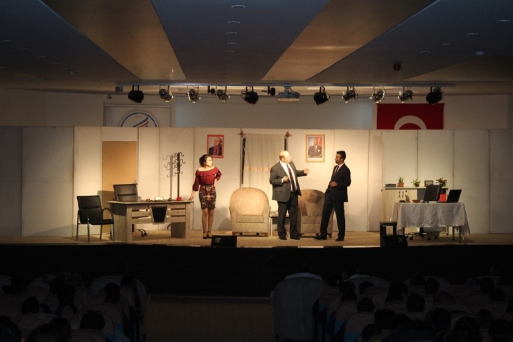 Kardelen Koleji’nde “Yalancı Aranıyor” İsimli Tiyatro Oyunu Sergilendi