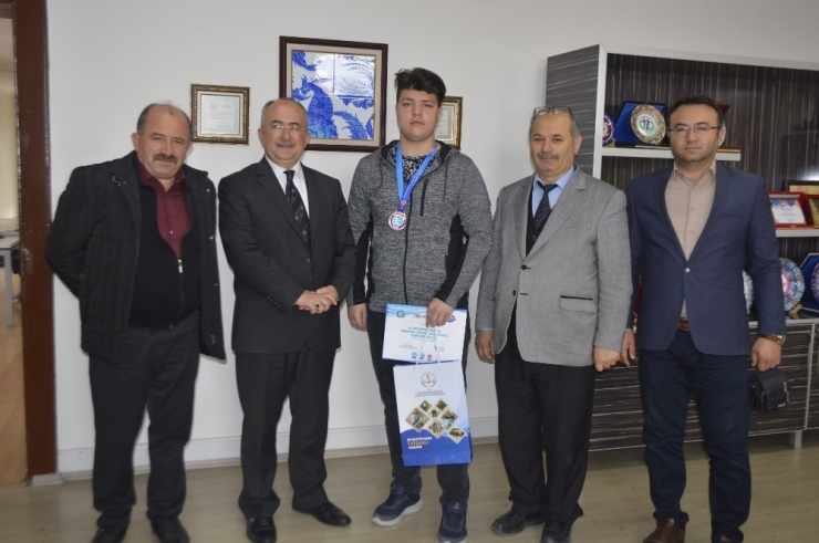 Tavşanlılı Genç, Kick Boks Uluslararası Turnuva’dan Madalya İle Döndü