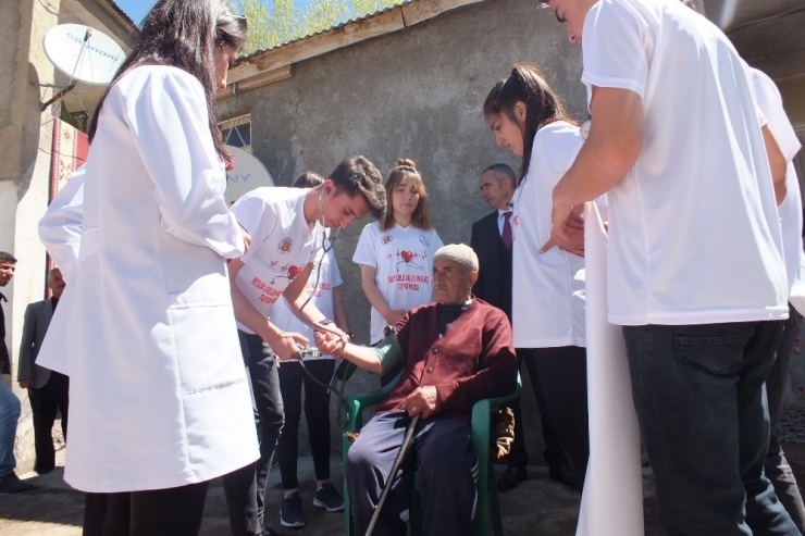 Lise Öğrencileri, Yaşlı Ve Hastalarla Buluştu