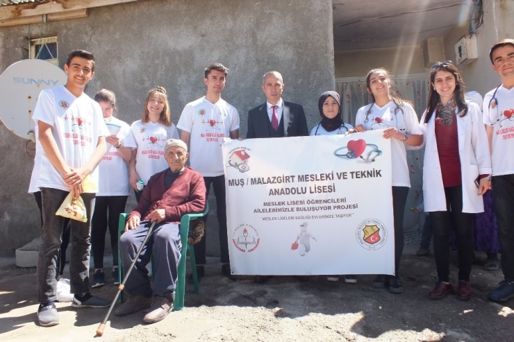 Lise Öğrencileri, Yaşlı Ve Hastalarla Buluştu