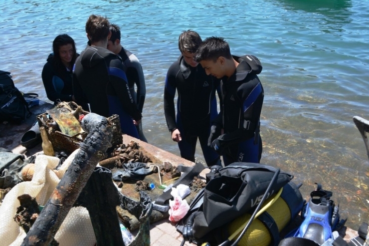 Ayvalıklı Gençlerden Deniz Dibi Temizliği