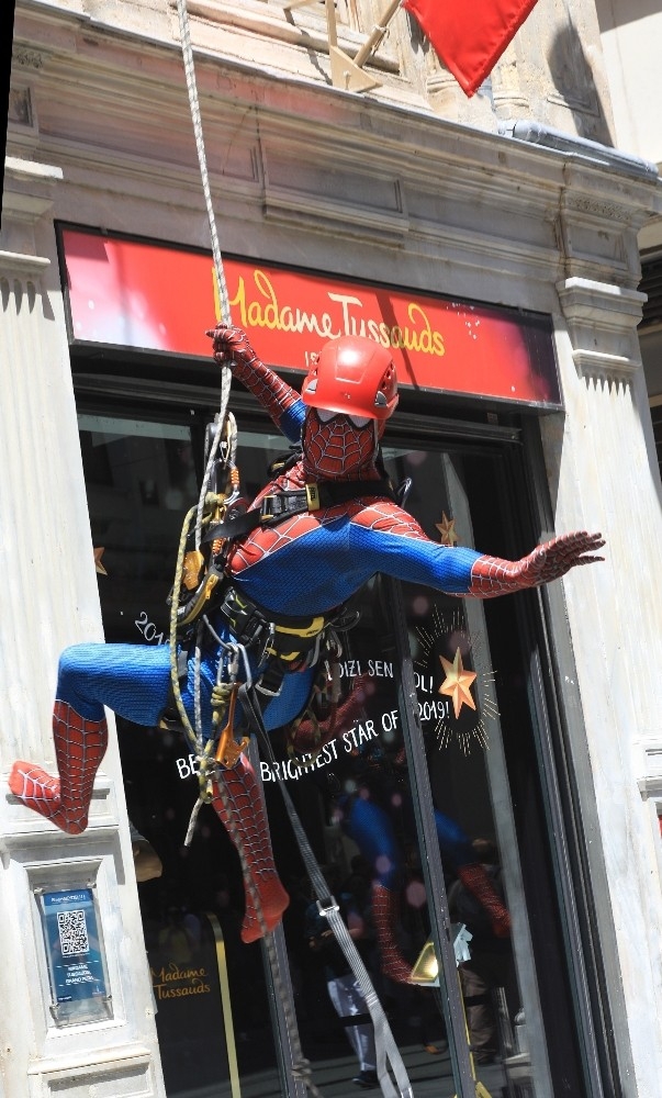 Örümcek Adamlar İplerle Çatıdan Sarktı; Örümcek Adam Yeni Evindeki Yerini Aldı