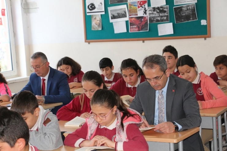 Kaymakam Pişkin, Öğrencilerle Birlikte Kitap Okudu