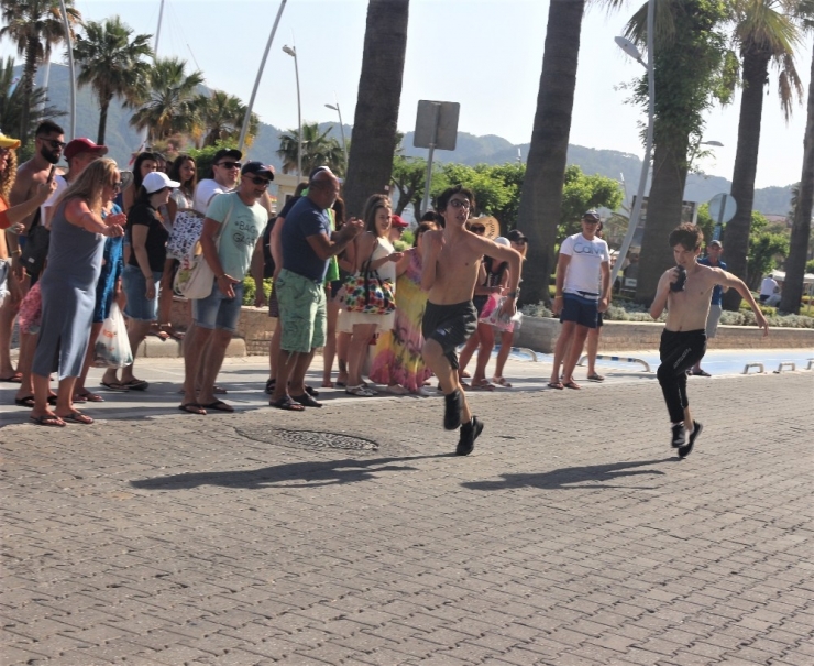 Yabancı Turistlerden Yarışmacılara Alkışlı Destek