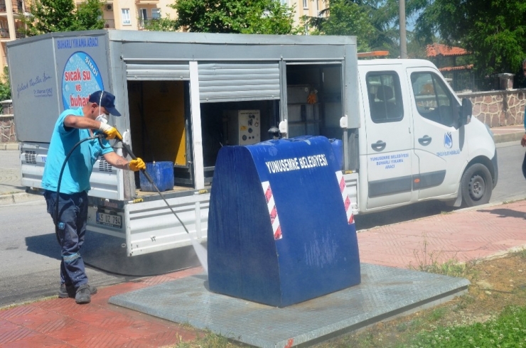 Yunusemre’de Konteynerler Temizleniyor