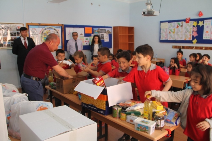 Minikler Harçlıklarıyla Ramazan Kolisi Hazırladı