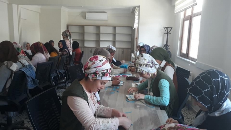 İşledikleri Takıları Satıp Ev Ekonomisine Katkıda Bulunuyorlar