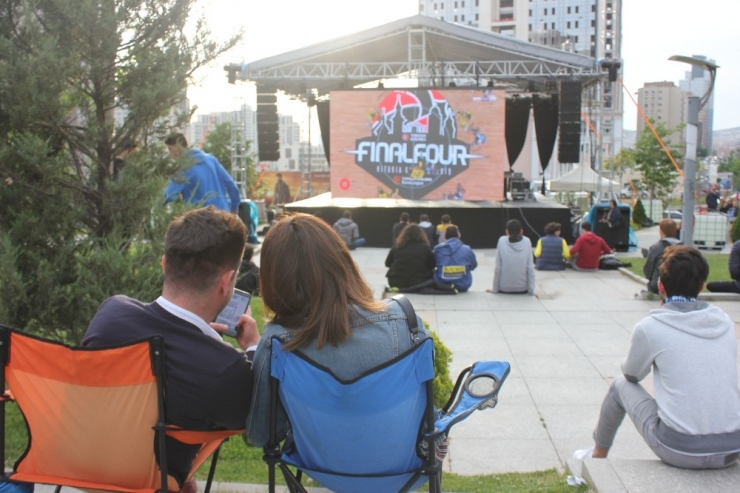Final Four’da İçin İstanbul’da Dev Ekran Kuruldu