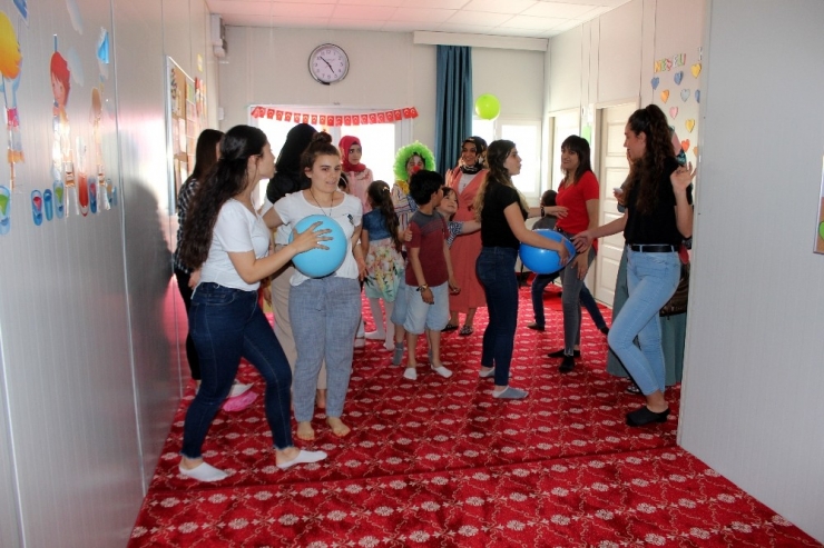 Üniversitelilerden Türkmen Yetimlere Drama Eğitimi