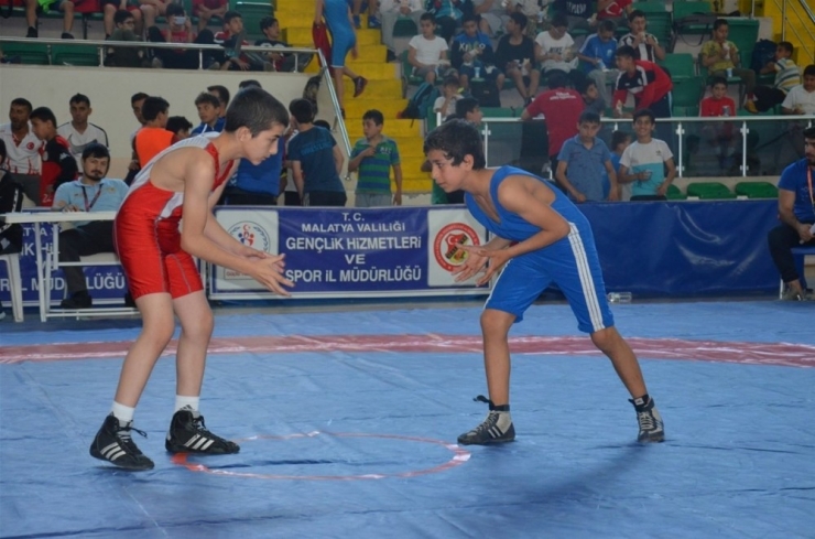 Minikler Grekoromen Grup Müsabakaları Başladı