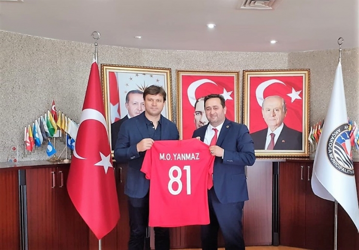 Ertuğrul Sağlam’dan Başkan Yanmaz’a Forma Hediye Etti