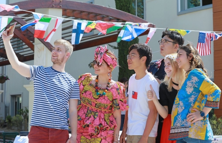 Farklı Kültürlerin Renkli Buluşması