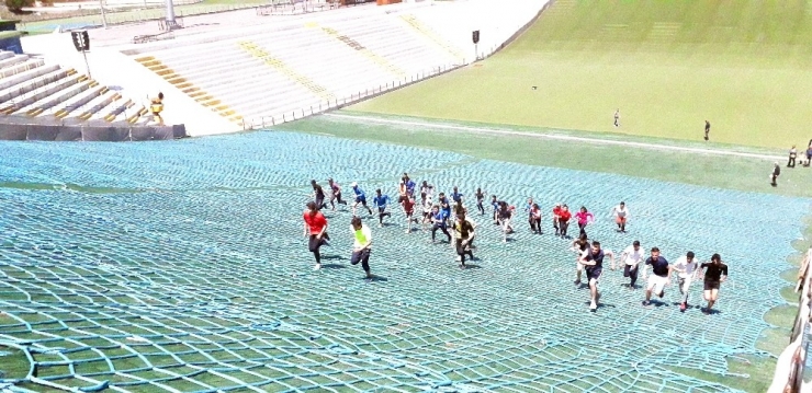 Kayakla Atlama Kuleleri’nde Atletizm Tırmanma Yarışı Nefesleri Kesti