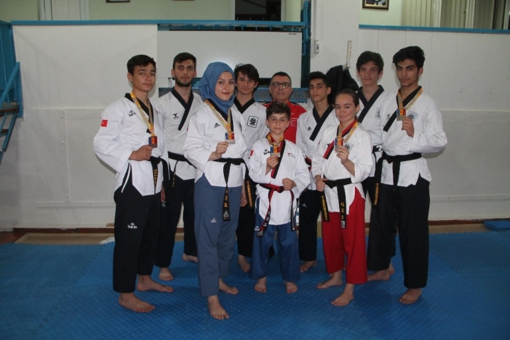 Amasyalı Tekvandoculardan 2 Altın, 6 Gümüş