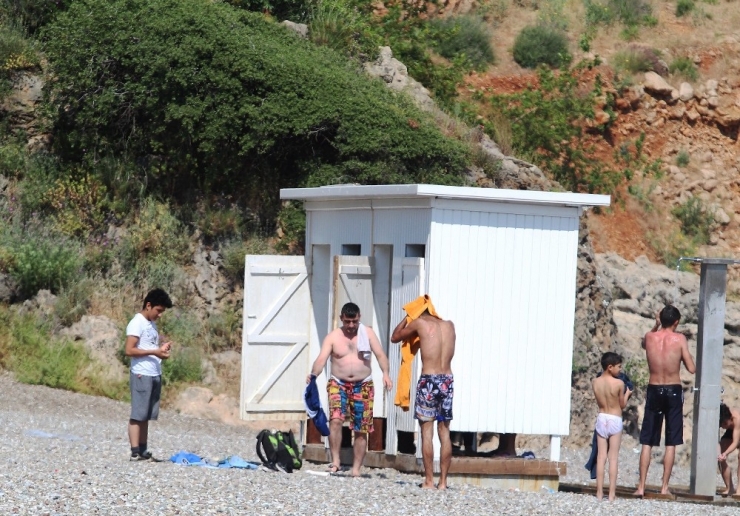 Soyunma Kabinlerinin Kapıları Takıldı