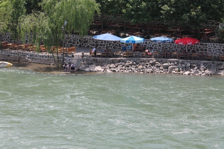 Diyarbakırlılar On Gözlü Köprü’de Serinliyorlar