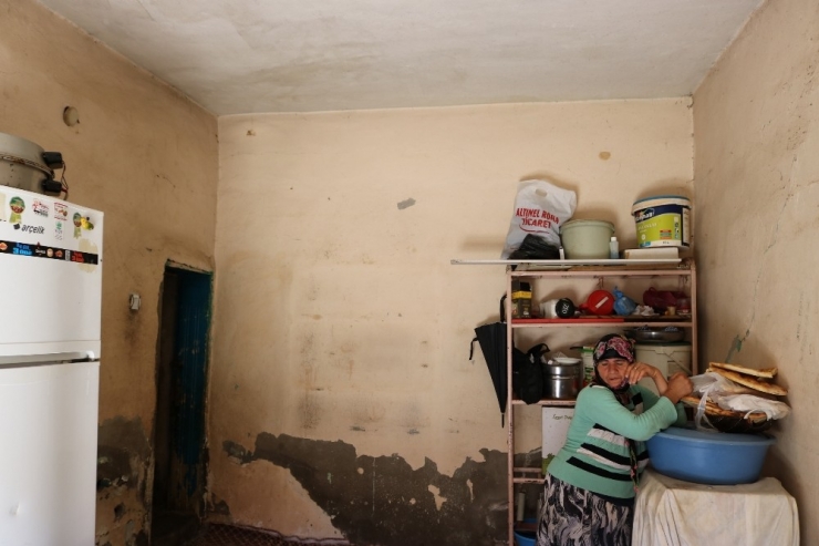 Şeker Hastası Anne, Çocuklarıyla Rutubetli Evde Yaşam Mücadelesi Veriyor