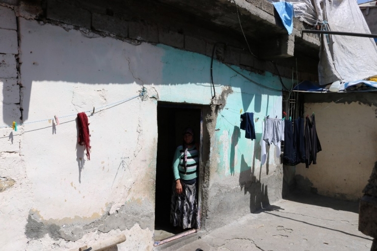 Şeker Hastası Anne, Çocuklarıyla Rutubetli Evde Yaşam Mücadelesi Veriyor